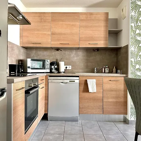 2 Pieces Avec Terrasse & Tram A 5 Min Apartment *
