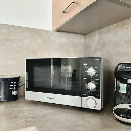 2 Pieces Avec Terrasse & Tram A 5 Min Apartment *