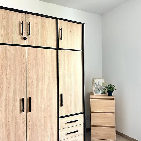 2 Pieces Avec Terrasse & Tram A 5 Min Apartment *
